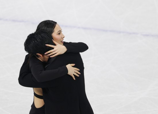 임해나-권예 조는 9일(현지시간) 이탈리아 밀라노 아이스스케이팅 아레나에서 열린 2026 밀라노·코르티나담페초 동계올림픽 피겨스케이팅 아이스댄스 리듬댄스에서 기술점수(TES) 34.28점, 예술점수(PCS) 30.41점, 합계 64.69점을 얻었다. 이날 권예는 첫 번째 과제에서 미끄러져 자세가 크게 흔들리는 실수를 범했다. 실수가 나와 높은 점수를 받지 못하면서 임해나-권예 조는 이날 리듬댄스에 출전한 23개 조 중 22위를 차지해 상위 20개조 안에 들지 못하면서 오는 11일에 열리는 프리댄스에 출전하지 못하게 됐다. 연합뉴스