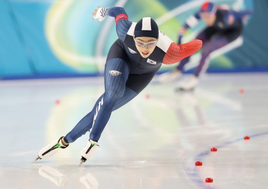 한국 빙속 여자 단거리 국가대표 이나현(한국체육대)과 김민선(의정부시청)은 9일(현지시간) 이탈리아 밀라노 스피드스케이팅 스타디움에서 열린 2026 밀라노·코르티나담페초 동계올림픽 스피드스케이팅 여자 1000m 결선에 참가해 각각 9위와 18위를 기록했다. 두 선수 모두 자신의 주 종목인 여자 500m를 앞두고 이날 빙질과 컨디션 점검에 초점을 맞췄다. 여자 500m 경기는 한국시간으로 오는 16일 오전 1시에 열린다. 연합뉴스