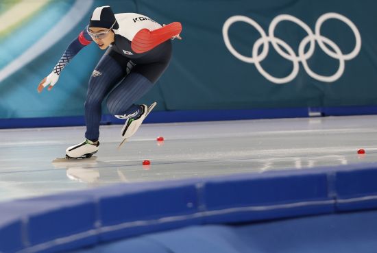 한국 빙속 여자 단거리 국가대표 이나현(한국체육대)과 김민선(의정부시청)은 9일(현지시간) 이탈리아 밀라노 스피드스케이팅 스타디움에서 열린 2026 밀라노·코르티나담페초 동계올림픽 스피드스케이팅 여자 1000m 결선에 참가해 각각 9위와 18위를 기록했다. 두 선수 모두 자신의 주 종목인 여자 500m를 앞두고 이날 빙질과 컨디션 점검에 초점을 맞췄다. 여자 500m 경기는 한국시간으로 오는 16일 오전 1시에 열린다. 연합뉴스