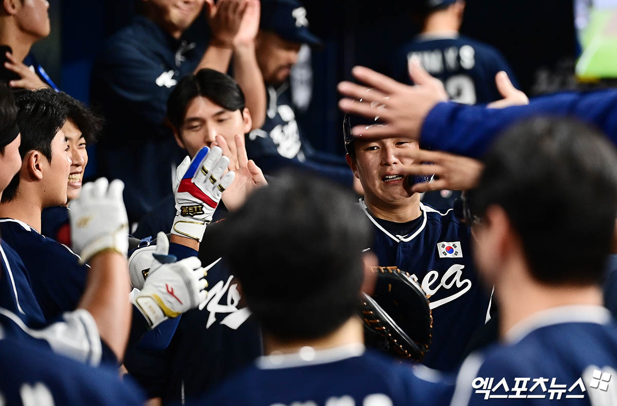 지난해 11월 9일 오후 서울 구로구 고척스카이돔에서 열린 '2025 NAVER K-BASEBALL SERIES' 대한민국과 체코의 야구대표팀 평가전 경기, 6회초 무사 1루 한국 김성윤의 적시 2루타 때 1루주자 조형우가 득점을 올린 뒤 더그아웃에서 동료들과 하이파이브를 나누고 있다. 엑스포츠뉴스DB