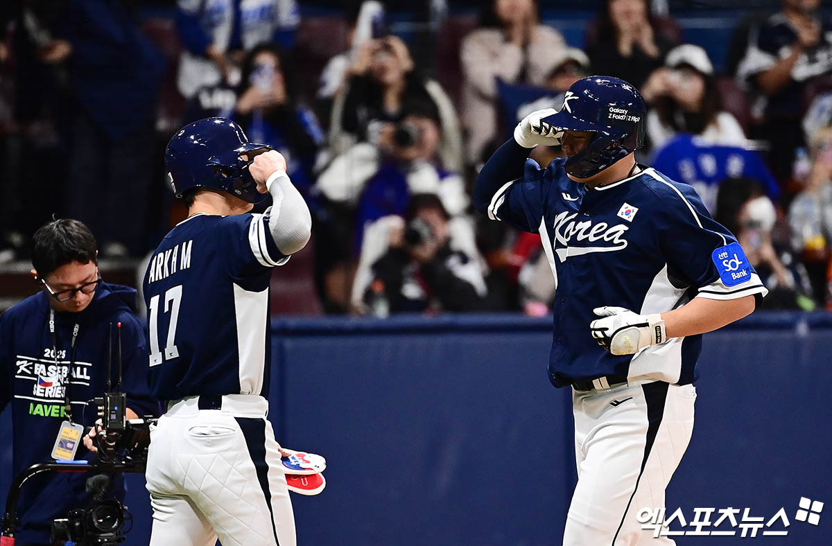 지난해 11월9일 오후 서울 구로구 고척스카이돔에서 열린 '2025 NAVER K-BASEBALL SERIES' 대한민국과 체코의 야구대표팀 평가전 경기, 9회초 무사 1루 한국 이재원이 체코 미나릭 상대로 2점 홈런을 때려낸 뒤 홈에서 박해민과 기쁨을 나누고 있다. 한국 야구대표팀은 2028 LA 올림픽에 출전하기 위해선 내년 11월 열리는 프리미어12에서 일본을 반드시 이겨야 하는 큰 숙제를 받아들게 됐다. 엑스포츠뉴스DB
