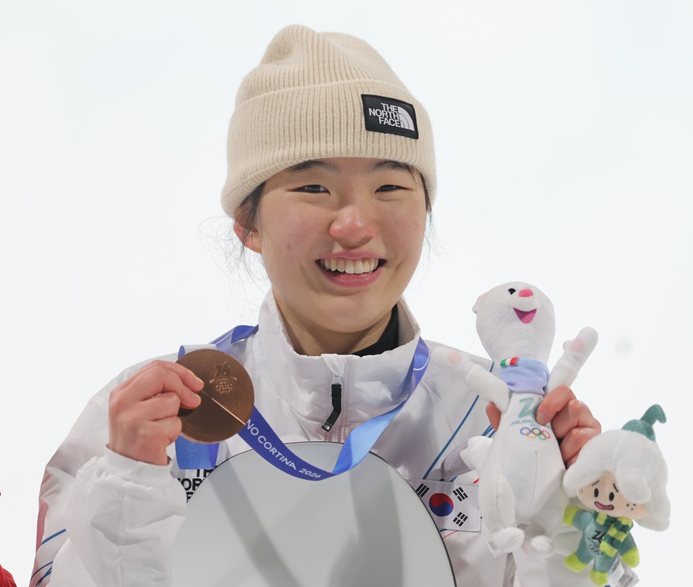 유승은이 10일(한국시간) 이탈리아 리비뇨 스노우 파크에서 열린 2026 밀라노·코르티나담페초 동계 올림픽 스노보드 여자 빅에어 결선에서 동메달을 획득했다. 사진 연합뉴스