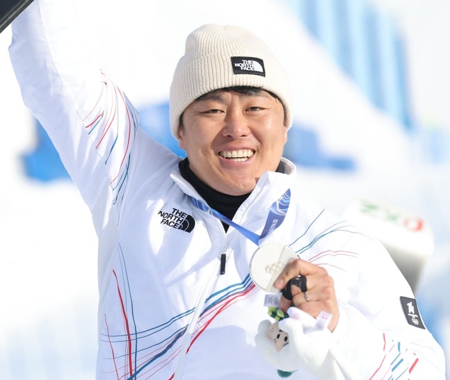 37세 베테랑 김상겸이 2026 밀라노·코르티나 동계올림픽에서 한국 선수단에 첫 메달을 안겼다. 김상겸은 8일 이탈리아 리비뇨 스노파크에서 열린 2026 밀라노·코르티나 동계올림픽 스노보드 남자 평행대회전 결승에서 벤자민 카를(오스트리아)에 0.19초 차로 패하면서 은메달을 목에 걸었다. 김상겸은 예선에서 8위를 차지했다. 8강에서 세계 최강이자 예선 1위 롤란드 피슈날러(이탈리아)를 누르는 이변을 쓰는 등 승승장구한 끝에 결승에 올랐고 2위를 차지했다. 김상겸의 은메달은 1948 런던 올림픽 역도 김성집이 따낸 동메달부터 시작해 한국 올림픽사 400번째 메달이다. 연합뉴스
