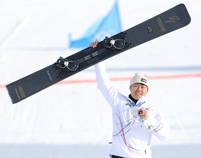 37세 베테랑 김상겸이 2026 밀라노·코르티나 동계올림픽에서 한국 선수단에 첫 메달을 안겼다. 김상겸은 8일 이탈리아 리비뇨 스노파크에서 열린 2026 밀라노·코르티나 동계올림픽 스노보드 남자 평행대회전 결승에서 벤자민 카를(오스트리아)에 0.19초 차로 패하면서 은메달을 목에 걸었다. 김상겸은 예선에서 8위를 차지했다. 8강에서 세계 최강이자 예선 1위 롤란드 피슈날러(이탈리아)를 누르는 이변을 쓰는 등 승승장구한 끝에 결승에 올랐고 2위를 차지했다. 김상겸의 은메달은 1948 런던 올림픽 역도 김성집이 따낸 동메달부터 시작해 한국 올림픽사 400번째 메달이다. 연합뉴스