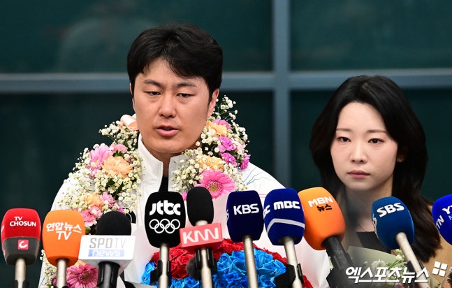 2026 밀라노·코르티나 동계올림픽 한국 선수단에 첫 메달을 안긴 김상겸이 10일 귀국했다. 김상겸은 지난 8일 이탈리아 리비뇨 스노파크에서 열린 대회 스노보드 남자 평행대회전에서 은메달을 거머쥐었다. 앞서 세 차례 올림픽에서 연이은 실패를 맛 본 터라 그의 메달 획득이 국민들에게 감동으로 다가왔다. 스노보드 선수 생활을 지속하기 위해 막노동까지 했던 그의 스토리와 37살 나이에도 선수 생활을 하는 그를 뒷바라지하는 아내까지 덩달아 화제가 됐다. 인천공항, 박지영 기자