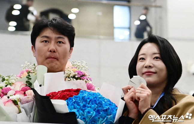 2026 밀라노·코르티나 동계올림픽 한국 선수단에 첫 메달을 안긴 김상겸이 10일 귀국했다. 김상겸은 지난 8일 이탈리아 리비뇨 스노파크에서 열린 대회 스노보드 남자 평행대회전에서 은메달을 거머쥐었다. 앞서 세 차례 올림픽에서 연이은 실패를 맛 본 터라 그의 메달 획득이 국민들에게 감동으로 다가왔다. 스노보드 선수 생활을 지속하기 위해 막노동까지 했던 그의 스토리와 37살 나이에도 선수 생활을 하는 그를 뒷바라지하는 아내까지 덩달아 화제가 됐다. 인천공항, 박지영 기자