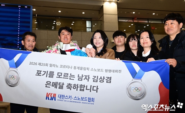 2026 밀라노·코르티나 동계올림픽 한국 선수단에 첫 메달을 안긴 김상겸이 10일 귀국했다. 김상겸은 지난 8일 이탈리아 리비뇨 스노파크에서 열린 대회 스노보드 남자 평행대회전에서 은메달을 거머쥐었다. 앞서 세 차례 올림픽에서 연이은 실패를 맛 본 터라 그의 메달 획득이 국민들에게 감동으로 다가왔다. 스노보드 선수 생활을 지속하기 위해 막노동까지 했던 그의 스토리와 37살 나이에도 선수 생활을 하는 그를 뒷바라지하는 아내까지 덩달아 화제가 됐다. 인천공항, 박지영 기자