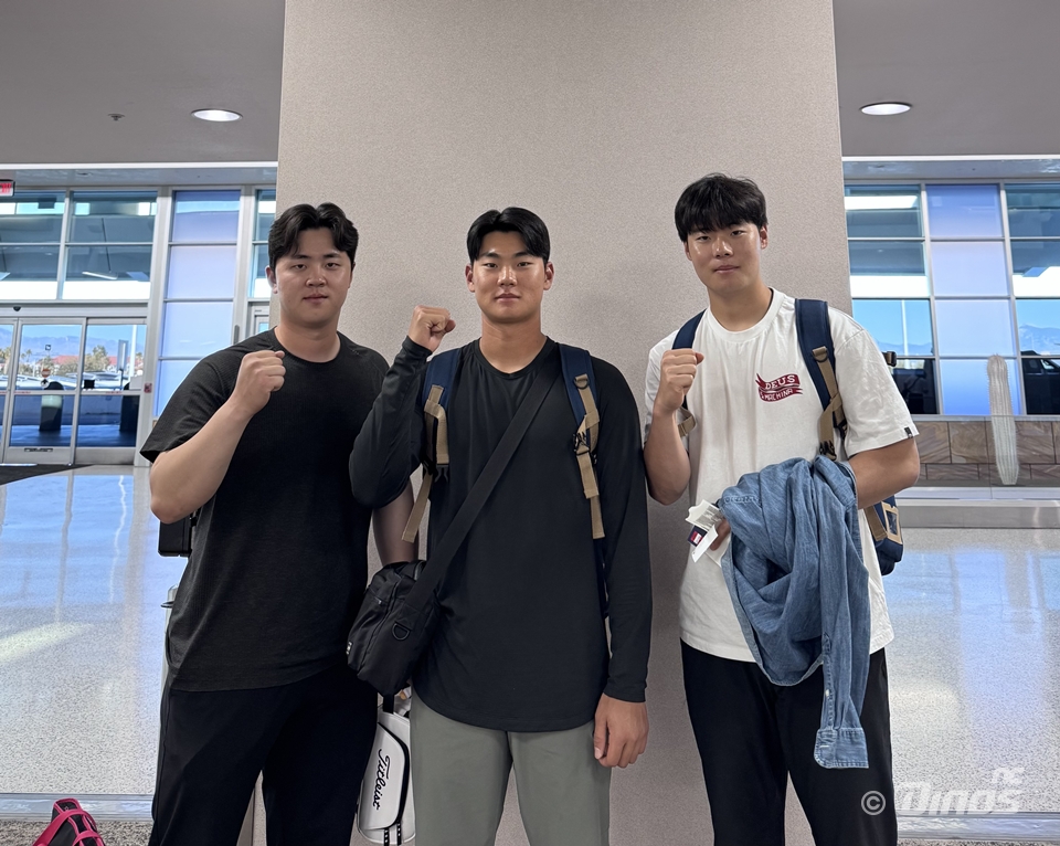 한화 이글스 최재훈의 대체 선수로 2026 월드베이스볼클래식(WBC) 대표팀에 발탁된 NC 다이노스 김형준이 한국시간 10일 팀 동료 김주원, 김영규와 함께 귀국길에 올랐다. NC 다이노스