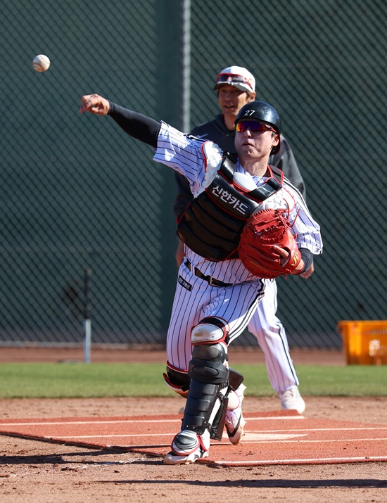 LG 트윈스 베테랑 포수 박동원이 초심으로 돌아가 2026시즌을 준비하고 있다. 그는 이번 소속팀 1차 스프링캠프에서  송구, 블로킹 등 기본기 훈련에 집중하고 있다. LG 트윈스