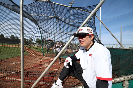 LG 트윈스 베테랑 포수 박동원이 초심으로 돌아가 2026시즌을 준비하고 있다. 그는 이번 소속팀 1차 스프링캠프에서  송구, 블로킹 등 기본기 훈련에 집중하고 있다. LG 트윈스