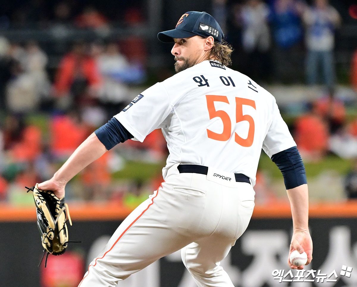 한화 이글스 출신 외국인 투수 라이언 와이스가 휴스턴 애스트로스의 2026시즌 예상 선발 로테이션에 포함되지 않았다. 다만 아직 희망을 접기에는 이르다. MLB닷컴은 '휴스턴은 시즌 초반 6인 선발 로테이션을 운용할 가능성이 크다. 마지막 몇 자리를 놓고 맥컬러스, 아리게티를 비롯해 와이스, 콜튼 고든, A.J. 블루보, 네이트 피어슨 등이 치열한 경쟁을 벌일 전망'이라고 설명했다. 엑스포츠뉴스 DB