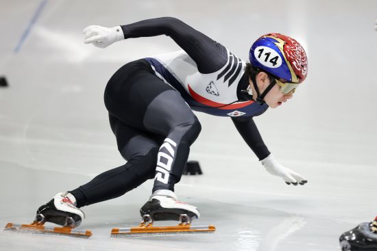 대한민국 쇼트트랙 국가대표팀은 10일(현지시간) 이탈리아 밀라노 아이스 스케이팅 아레나에서 열린 2026 밀라노·코르티나담페초 동계올림픽 쇼트트랙 남자 1000m 예선과 여자 500m 예선에 출전했다. 이날 예선에 나선 남자부의 임종언(고양시청), 신동민(화성시청), 그리고 황대헌(강원도청) 모두 조 2위 안에 들면서 남자 1000m 준준결승 진출에 성공했다. 여자부의 김길리와 최민정(이상 성남시청)도 조 2위에 올라 여자 500m 준준결승에 올라갔고 이소연(스포츠토토)은 3위를 차지한 선수들 중 기록이 가장 좋은 4위에 포함돼 준준결승행 진출 자격을 얻었다. 연합뉴스