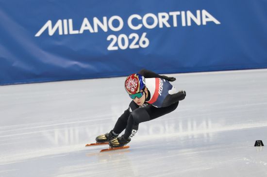 대한민국 쇼트트랙 국가대표팀은 10일(현지시간) 이탈리아 밀라노 아이스 스케이팅 아레나에서 열린 2026 밀라노·코르티나담페초 동계올림픽 쇼트트랙 남자 1000m 예선과 여자 500m 예선에 출전했다. 이날 예선에 나선 남자부의 임종언(고양시청), 신동민(화성시청), 그리고 황대헌(강원도청) 모두 조 2위 안에 들면서 남자 1000m 준준결승 진출에 성공했다. 여자부의 김길리와 최민정(이상 성남시청)도 조 2위에 올라 여자 500m 준준결승에 올라갔고 이소연(스포츠토토)은 3위를 차지한 선수들 중 기록이 가장 좋은 4위에 포함돼 준준결승행 진출 자격을 얻었다. 연합뉴스