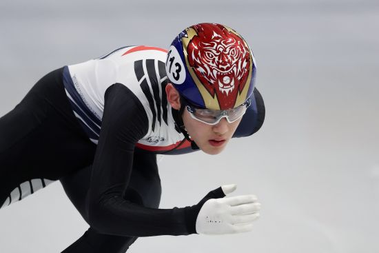 대한민국 쇼트트랙 국가대표팀은 10일(현지시간) 이탈리아 밀라노 아이스 스케이팅 아레나에서 열린 2026 밀라노·코르티나담페초 동계올림픽 쇼트트랙 남자 1000m 예선과 여자 500m 예선에 출전했다. 이날 예선에 나선 남자부의 임종언(고양시청), 신동민(화성시청), 그리고 황대헌(강원도청) 모두 조 2위 안에 들면서 남자 1000m 준준결승 진출에 성공했다. 여자부의 김길리와 최민정(이상 성남시청)도 조 2위에 올라 여자 500m 준준결승에 올라갔고 이소연(스포츠토토)은 3위를 차지한 선수들 중 기록이 가장 좋은 4위에 포함돼 준준결승행 진출 자격을 얻었다. 연합뉴스