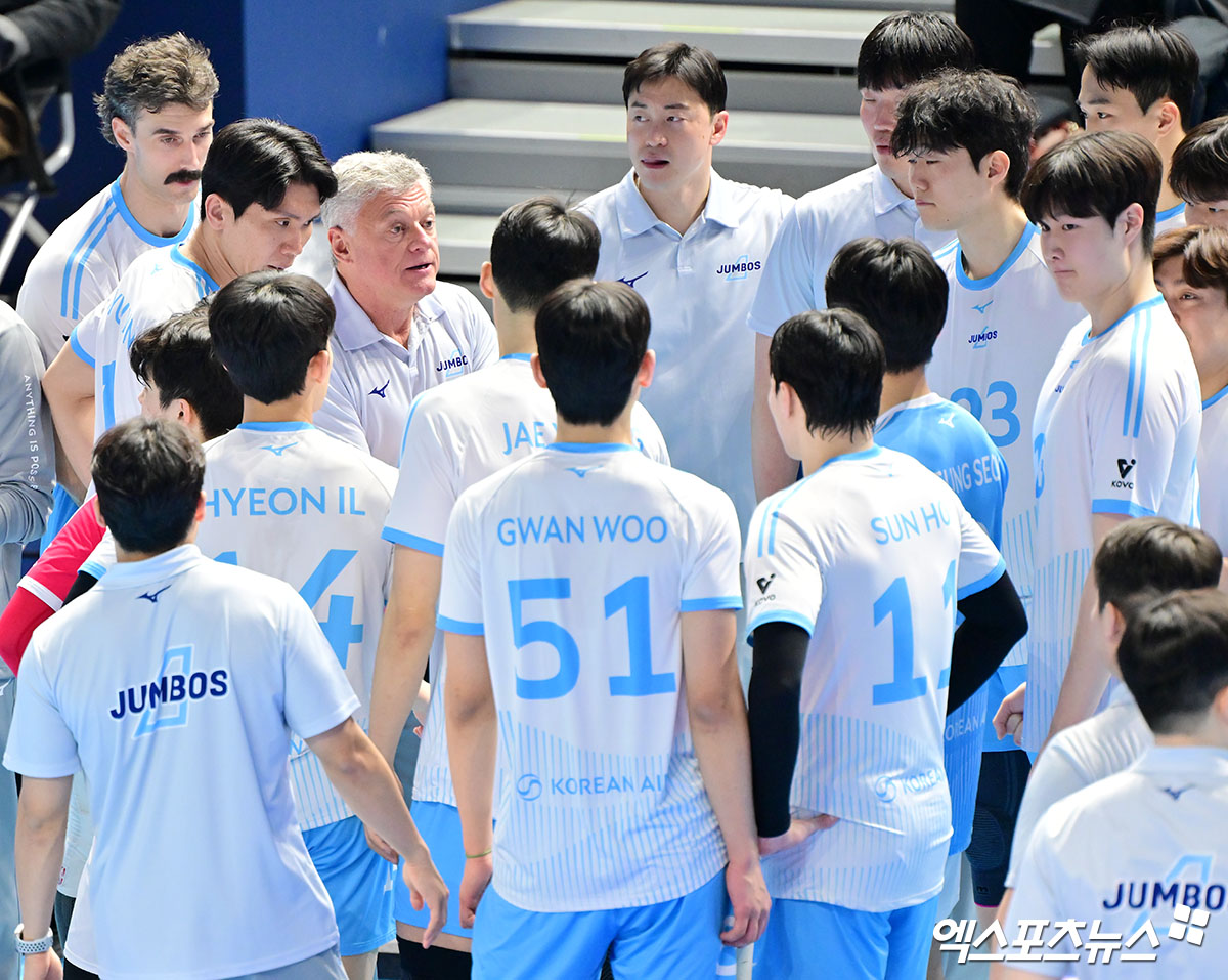 헤난 달 조토 감독이 이끄는 남자 프로배구 대한항공이 10일 인천 계양체육관에서 열린 진에어 2025-2026 V리그 홈 경기에서 역전패를 당했다. 사진 김한준 기자