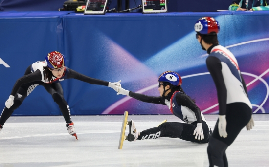 대한민국 쇼트트랙이 2026 밀라노·코르티나 동계올림픽 혼성 2000m 계주에서 결승 진출에 실패했다. 너무 불운하고 억울한 레이스가 됐다. 한국은 10일 이탈리아 밀라노 아이스스케이팅 아레나에서 열린 2026 밀라노·코르티나담페초 동계올림픽 혼성 2000m 계주 준결승 2조에서 2분46초554로 결승선에 들어와 3위를 차지했다. 한국은 정상 레이스를 펼쳤으나 미국이 넘어지면서 같이 달리던 김길리가 피해를 봤다. 김길리가 3위 자리였기 때문에 어드밴스를 받지 못했다. 한국은 파이널B에서 2위를 차지했다. 연합뉴스