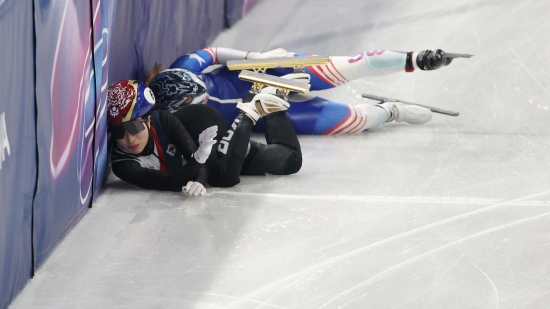 대한민국 쇼트트랙이 2026 밀라노·코르티나 동계올림픽 혼성 2000m 계주에서 결승 진출에 실패했다. 너무 불운하고 억울한 레이스가 됐다. 한국은 10일 이탈리아 밀라노 아이스스케이팅 아레나에서 열린 2026 밀라노·코르티나담페초 동계올림픽 혼성 2000m 계주 준결승 2조에서 2분46초554로 결승선에 들어와 3위를 차지했다. 한국은 정상 레이스를 펼쳤으나 미국이 넘어지면서 같이 달리던 김길리가 피해를 봤다. 김길리가 3위 자리였기 때문에 어드밴스를 받지 못했다. 한국은 파이널B에서 2위를 차지했다. 연합뉴스