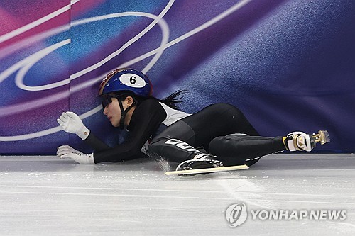 김길리는 10일(현지시간) 이탈리아 밀라노 아이스 스케이팅 아레나에서 열린 2026 밀라노·코르티나담페초 동계올림픽 쇼트트랙 혼성 2000m 계주 준결승에서 부상을 입었다. 이날 김길리는 레이스 도중 넘어지던 미국 여자부 에이스 코린 스토더드와 충돌했다. 경기가 끝난 후 한국 쇼트트랙 대표팀의 김민정 코치는 김길리의 팔이 많이 까져서 출혈이 발생했다고 밝혔다. 다행히 김길리는 큰 부상을 피하면서 다가오는 개인전 등에 출전하는 지장이 없을 것으로 예상되고 있다. 연합뉴스