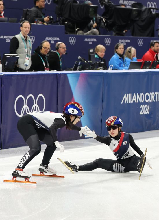 한국 여자 쇼트트랙 간판 최민정(성남시청)이 혼성 2000m 계주에서 불운이 따르자 아쉬움을 감추지 못했다. 최민정은 10일(한국시간) 이탈리아 밀라노 아이스 스케이팅 아레나에서 열린 2026 밀라노·코르티나담페초 동계올림픽 쇼트트랙 여자 500m 예선과 혼성 계주 2000m에 출전했다. 여자 500m 예선에서 최민정은 6조 2위에 올라 준준결승 진출에 성공했고, 곧바로 이어진 혼성 계주 준준결승, 준결승에 나섰다. 하지만 김길리가 준결승에서 미국 코린 스토더드에 걸려 넘어지면서 결승행을 이루지 못했다. 연합뉴스