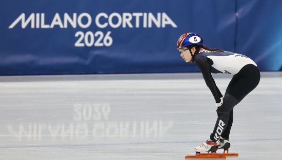 한국 여자 쇼트트랙 간판 최민정(성남시청)이 혼성 2000m 계주에서 불운이 따르자 아쉬움을 감추지 못했다. 최민정은 10일(한국시간) 이탈리아 밀라노 아이스 스케이팅 아레나에서 열린 2026 밀라노·코르티나담페초 동계올림픽 쇼트트랙 여자 500m 예선과 혼성 계주 2000m에 출전했다. 여자 500m 예선에서 최민정은 6조 2위에 올라 준준결승 진출에 성공했고, 곧바로 이어진 혼성 계주 준준결승, 준결승에 나섰다. 하지만 김길리가 준결승에서 미국 코린 스토더드에 걸려 넘어지면서 결승행을 이루지 못했다. 연합뉴스