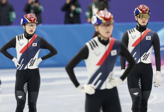 한국 여자 쇼트트랙 간판 최민정(성남시청)이 혼성 2000m 계주에서 불운이 따르자 아쉬움을 감추지 못했다. 최민정은 10일(한국시간) 이탈리아 밀라노 아이스 스케이팅 아레나에서 열린 2026 밀라노·코르티나담페초 동계올림픽 쇼트트랙 여자 500m 예선과 혼성 계주 2000m에 출전했다. 여자 500m 예선에서 최민정은 6조 2위에 올라 준준결승 진출에 성공했고, 곧바로 이어진 혼성 계주 준준결승, 준결승에 나섰다. 하지만 김길리가 준결승에서 미국 코린 스토더드에 걸려 넘어지면서 결승행을 이루지 못했다. 연합뉴스