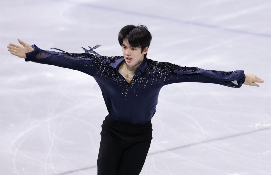 대한민국 남자 싱글 간판 차준환(서울시청)이 클린 연기를 펼치며 한국 최초 올림픽 입상 신호를 켰다. 프리스케이팅에서 분전하면 입상권이 충분히 가능할 전망이다. 환상적인 연기였다. 관중석에서 박수가 쏟아졌다. 차준환은 11일 새벽 이탈리아 밀라노 아이스 스케이팅 스타디움에서 열린 2026 밀라노·코르티나담페초 동계올림픽 피겨스케이팅 남자 싱글 쇼트프로그램에 출전해 기술점수(TES) 50.08점, 예술점수(PCS) 42.64점를 얻어 합계 92.72점을 기록했다. 차준환의 이번 시즌 국제빙상경기연맹(ISU) 쇼트프로그램 공인 최고점은 지난해 11월 피겨스케이팅 그랑프리 4차 대회 NHK 트로피에서 기록한 91.60점이었는데 올림픽 개인전에서 이를 뛰어 넘었다. 차준환은 이날 29명의 참가자 중 15번째로 출전했다. 15명 중 1위에 올랐다. 연합뉴스