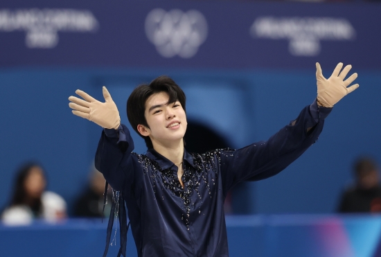 대한민국 남자 싱글 간판 차준환(서울시청)이 클린 연기를 펼치며 한국 최초 올림픽 입상 신호를 켰다. 프리스케이팅에서 분전하면 입상권이 충분히 가능할 전망이다. 환상적인 연기였다. 관중석에서 박수가 쏟아졌다. 차준환은 11일 새벽 이탈리아 밀라노 아이스 스케이팅 스타디움에서 열린 2026 밀라노·코르티나담페초 동계올림픽 피겨스케이팅 남자 싱글 쇼트프로그램에 출전해 기술점수(TES) 50.08점, 예술점수(PCS) 42.64점를 얻어 합계 92.72점을 기록했다. 차준환의 이번 시즌 국제빙상경기연맹(ISU) 쇼트프로그램 공인 최고점은 지난해 11월 피겨스케이팅 그랑프리 4차 대회 NHK 트로피에서 기록한 91.60점이었는데 올림픽 개인전에서 이를 뛰어 넘었다. 차준환은 이날 29명의 참가자 중 15번째로 출전했다. 15명 중 1위에 올랐다. 연합뉴스