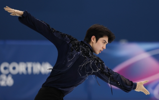 대한민국 남자 싱글 간판 차준환(서울시청)이 클린 연기를 펼치며 한국 최초 올림픽 입상 신호를 켰다. 프리스케이팅에서 분전하면 입상권이 충분히 가능할 전망이다. 환상적인 연기였다. 관중석에서 박수가 쏟아졌다. 차준환은 11일 새벽 이탈리아 밀라노 아이스 스케이팅 스타디움에서 열린 2026 밀라노·코르티나담페초 동계올림픽 피겨스케이팅 남자 싱글 쇼트프로그램에 출전해 기술점수(TES) 50.08점, 예술점수(PCS) 42.64점를 얻어 합계 92.72점을 기록했다. 차준환의 이번 시즌 국제빙상경기연맹(ISU) 쇼트프로그램 공인 최고점은 지난해 11월 피겨스케이팅 그랑프리 4차 대회 NHK 트로피에서 기록한 91.60점이었는데 올림픽 개인전에서 이를 뛰어 넘었다. 차준환은 이날 29명의 참가자 중 15번째로 출전했다. 15명 중 1위에 올랐다. 연합뉴스