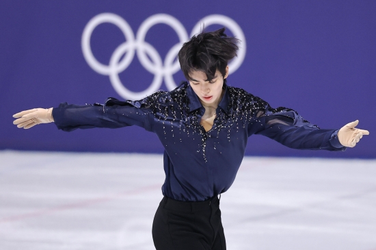 대한민국 남자 싱글 간판 차준환(서울시청)이 클린 연기를 펼치며 한국 최초 올림픽 입상 신호를 켰다. 프리스케이팅에서 분전하면 입상권이 충분히 가능할 전망이다. 환상적인 연기였다. 관중석에서 박수가 쏟아졌다. 차준환은 11일 새벽 이탈리아 밀라노 아이스 스케이팅 스타디움에서 열린 2026 밀라노·코르티나담페초 동계올림픽 피겨스케이팅 남자 싱글 쇼트프로그램에 출전해 기술점수(TES) 50.08점, 예술점수(PCS) 42.64점를 얻어 합계 92.72점을 기록했다. 차준환의 이번 시즌 국제빙상경기연맹(ISU) 쇼트프로그램 공인 최고점은 지난해 11월 피겨스케이팅 그랑프리 4차 대회 NHK 트로피에서 기록한 91.60점이었는데 올림픽 개인전에서 이를 뛰어 넘었다. 차준환은 이날 29명의 참가자 중 15번째로 출전했다. 15명 중 1위에 올랐다. 연합뉴스