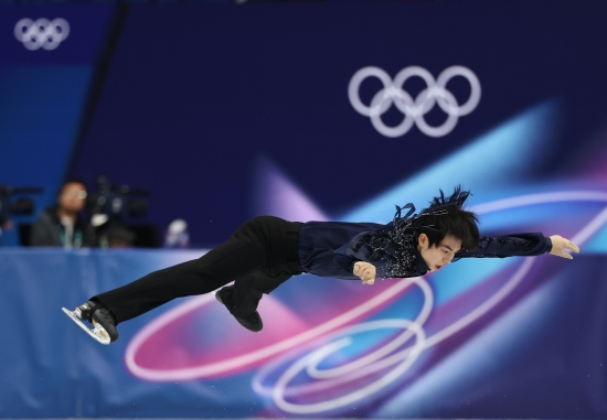 대한민국 남자 싱글 간판 차준환(서울시청)이 클린 연기를 펼치며 한국 최초 올림픽 입상 신호를 켰다. 프리스케이팅에서 분전하면 입상권이 충분히 가능할 전망이다. 환상적인 연기였다. 관중석에서 박수가 쏟아졌다. 차준환은 11일 새벽 이탈리아 밀라노 아이스 스케이팅 스타디움에서 열린 2026 밀라노·코르티나담페초 동계올림픽 피겨스케이팅 남자 싱글 쇼트프로그램에 출전해 기술점수(TES) 50.08점, 예술점수(PCS) 42.64점를 얻어 합계 92.72점을 기록했다. 차준환의 이번 시즌 국제빙상경기연맹(ISU) 쇼트프로그램 공인 최고점은 지난해 11월 피겨스케이팅 그랑프리 4차 대회 NHK 트로피에서 기록한 91.60점이었는데 올림픽 개인전에서 이를 뛰어 넘었다. 차준환은 이날 29명의 참가자 중 15번째로 출전했다. 15명 중 1위에 올랐다. 연합뉴스