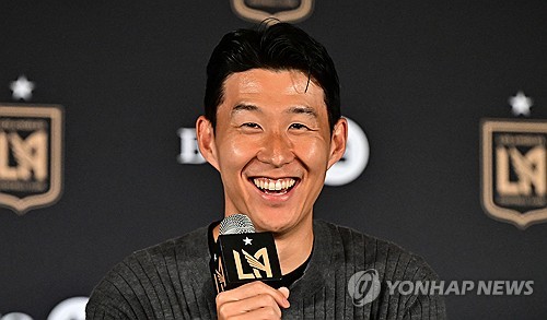 미국 서부 최대도시 로스앤젤레스(LA)의 코리아타운에 손흥민의 벽화가 새겨진다. 손흥민의 벽화가 생기는 것은 그가 로스앤젤레스FC(LAFC)에 입단한 후 이번이 두 번째다. 토트넘 홋스퍼는 잉글리시 프리미어리그(EPL) 무대를 10여년 동안 누비며 토트넘의 레전드로 이름을 남긴 손흥민을 기념하기 위해 지난해 런던에 벽화를 만들었는데, LAFC는 불과 6개월여 만에 손흥민의 벽화를 두 개나 제작했다. 사진 연합뉴스