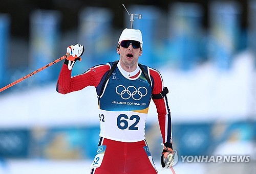 세계선수권에서 7차례 우승한 경험이 있는 노르웨이 바이애슬론 국가대표 스투를라 홀름 레그레이드가 2026 밀라노·코르티나담페초 동계올림픽에서 동메달을 딴 직후 외도 사실을 고백했다. 그는 10일(한국시간) 열린 개인전에서 동메달을 거머쥔 뒤 인터뷰를 통해 전 여자친구와 만날 당시 외도를 했고, 이에 대해 후회하고 있다는 개인적인 이야기를 꺼내 화제가 되고 있다. 사진 연합뉴스