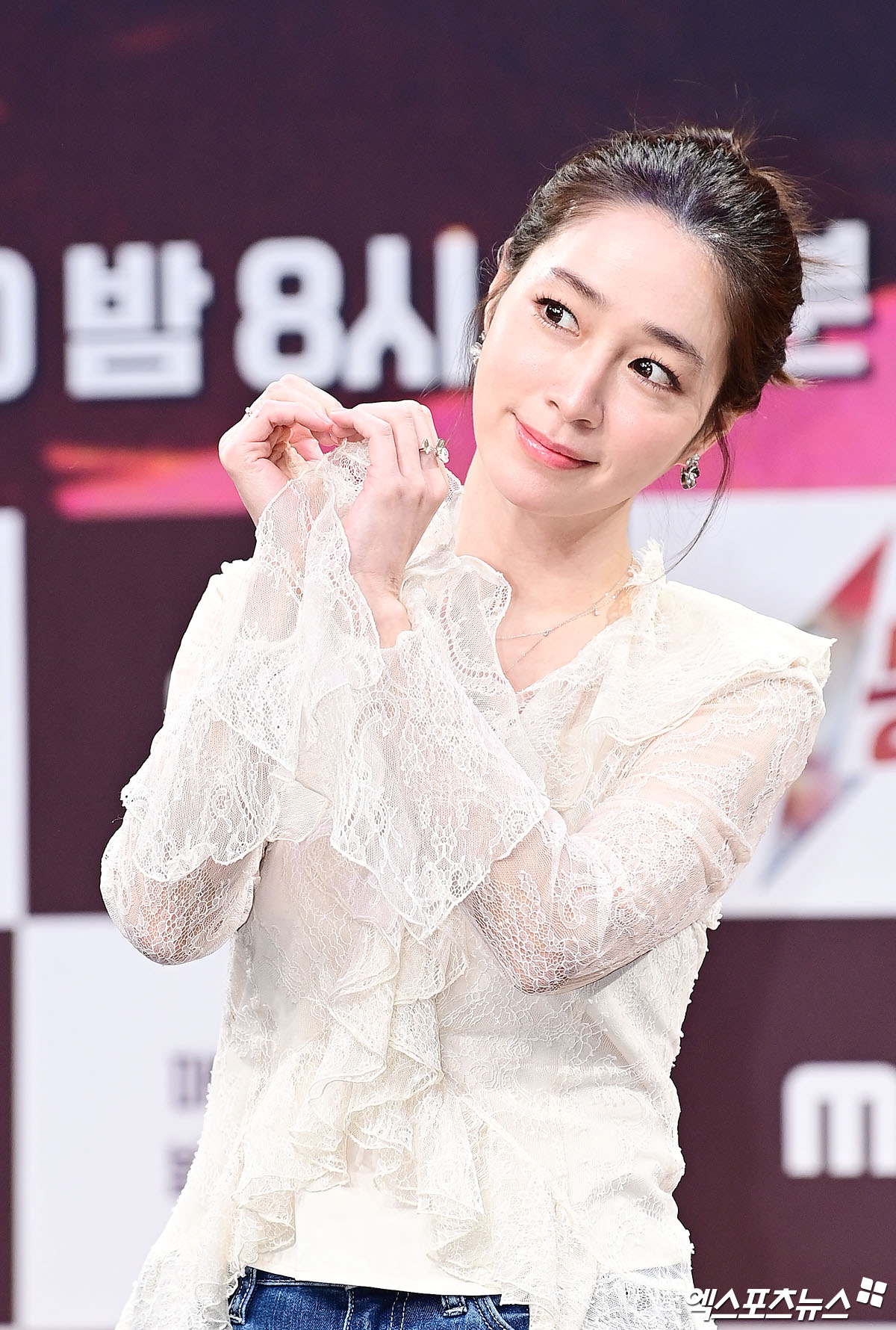 여백 하나 없는 얼굴