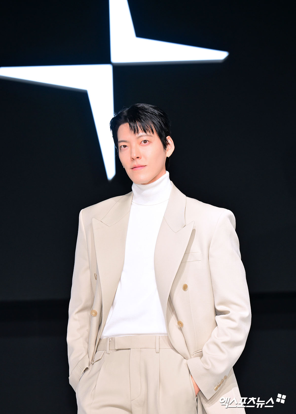 배우 김우빈이 포즈를 취하고 있다.