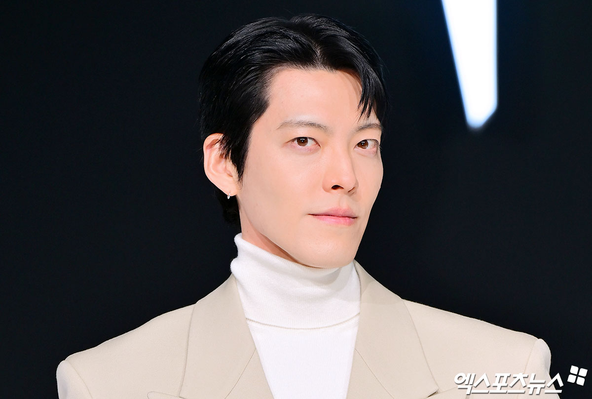 배우 김우빈이 포즈를 취하고 있다.