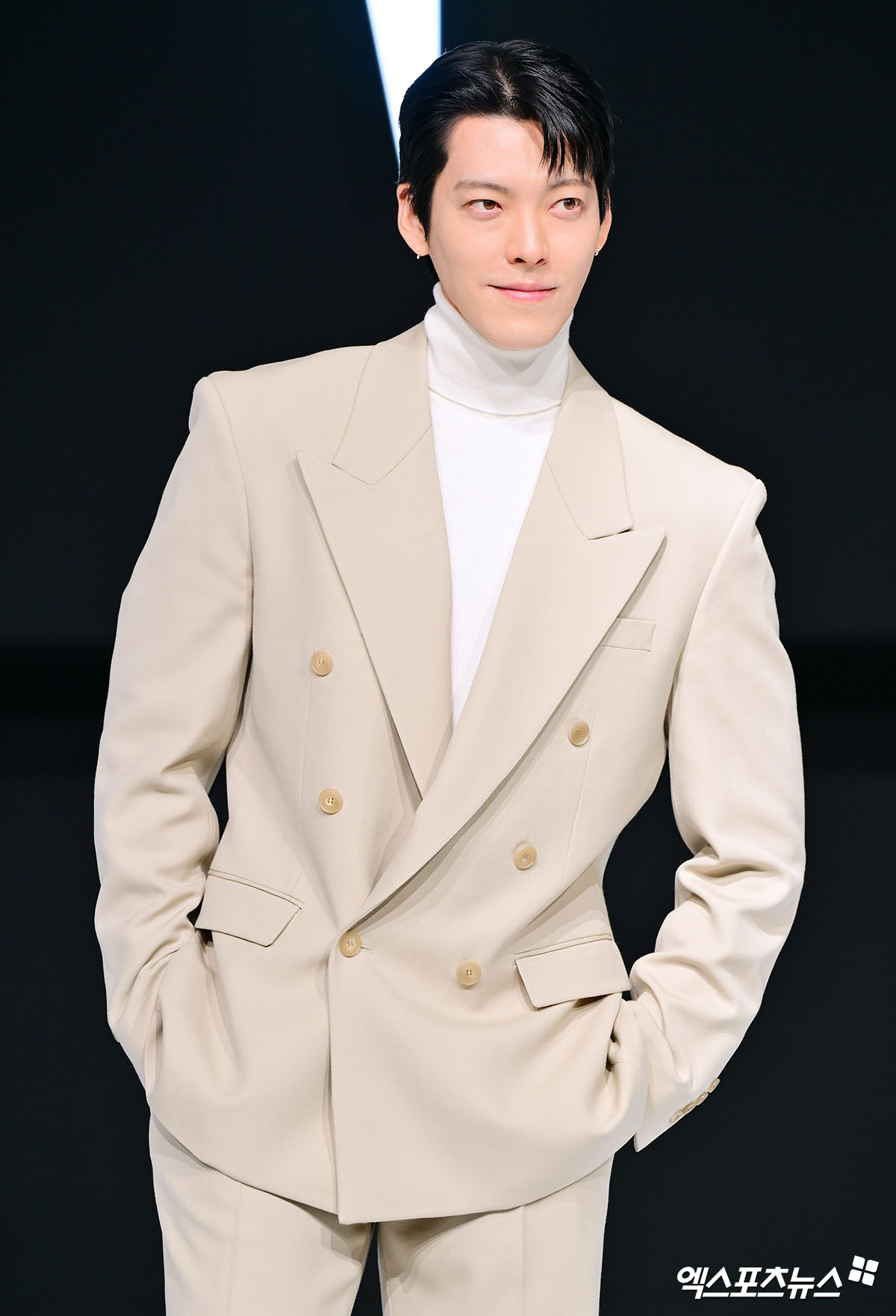 배우 김우빈이 포즈를 취하고 있다.