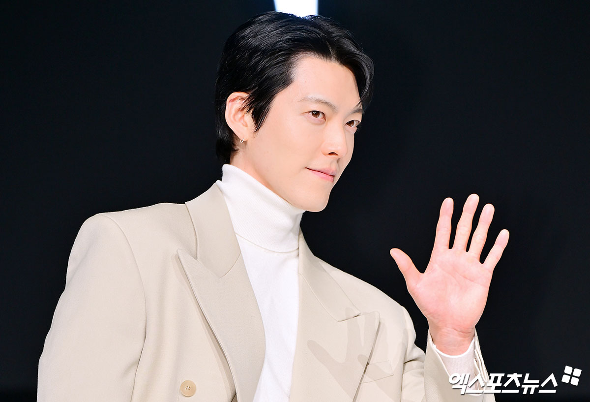 배우 김우빈이 포즈를 취하고 있다.