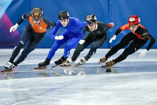 중국은 지난 10일 이탈리아 밀라노 아이스스케이팅 아레나에서 열리는 2026 밀라노·코르티나 올림픽 쇼트트랙 혼성 2000m 계주 결승에서 2분39초601로 결승선을 통과하며 4개 팀 중 최하위를 기록했다. 이 종목 디펜딩 챔피언인 중국은 준결승 1조에서 강력한 우승후보 네덜란드, 홈 링크 이탈리아와 격돌해 2위를 차지하고 결승에 올랐다. 네덜란드가 탈락하면서 중국의 메달 확률은 확 높아졌다. 그러나 린샤오쥔 대신 결승에 투입된 쑨룽이 결승선 몇 바퀴 앞두고 삐끗하면서 중국은 4위에 그쳤다. 연합뉴스