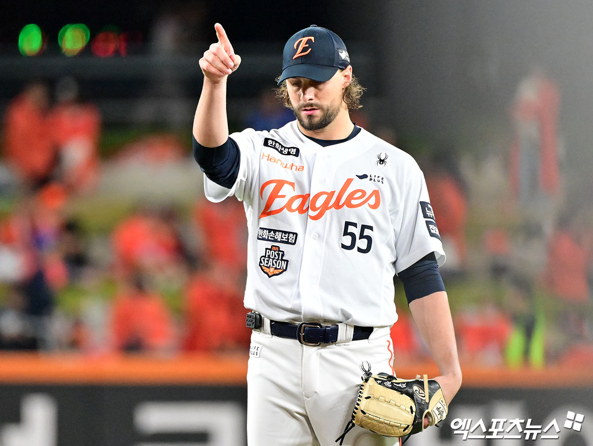 전 한화 이글스 투수 라이언 와이스가 휴스턴 애스트로스의 2026시즌 핵심 전력 중 한 명으로 언급됐다. 메이저리그(MLB) 공식 홈페이지 MLB닷컴은 11일(한국시간) 휴스턴의 이번 시즌 반등을 점치며 '타선이 건강한 시즌을 보내고, 새로 영입한 자원인 이마이 다쓰야, 마이크 버로우스, 와이스가 프램버 발데스의 공백을 메운다면, 휴스턴은 다시 포스트시즌 경쟁권에 복귀할 수 있을 것'이라 설명했다. 엑스포츠뉴스 DB