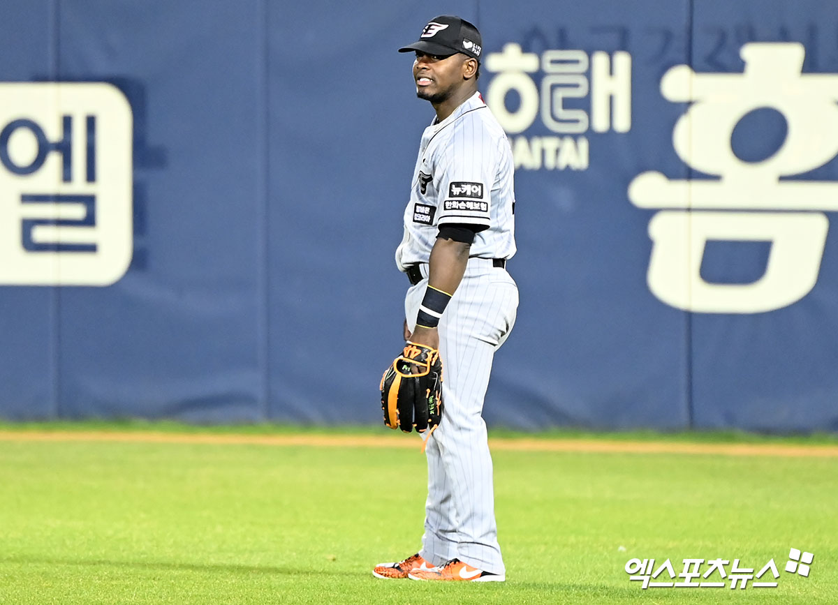 한화 이글스 외국인 타자 요나난 페라자가 스프링캠프 외야 훈련을 마치고 김경문 감독과 추승우 외야 및 주루코치에게 호평을 들었다. 그는 지난 2024시즌 외야 수비에서 약점을 드러냈지만, 지난해 마이너리그 트리플A 및 베네수엘라 윈터리그에서 눈에 띄는 발전을 이뤘다. 엑스포츠뉴스 DB