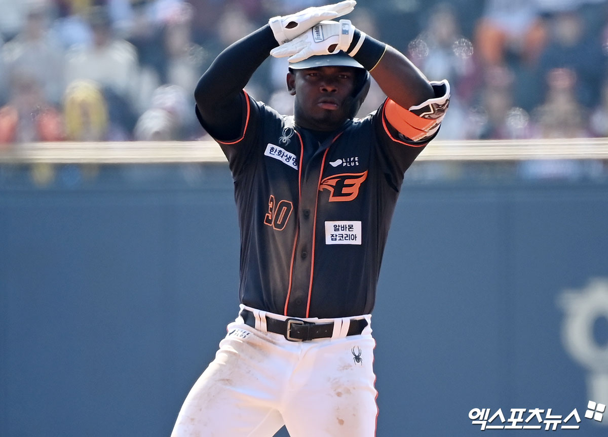 한화 이글스 외국인 타자 요나난 페라자가 스프링캠프 외야 훈련을 마치고 김경문 감독과 추승우 외야 및 주루코치에게 호평을 들었다. 그는 지난 2024시즌 외야 수비에서 약점을 드러냈지만, 지난해 마이너리그 트리플A 및 베네수엘라 윈터리그에서 눈에 띄는 발전을 이뤘다. 엑스포츠뉴스 DB