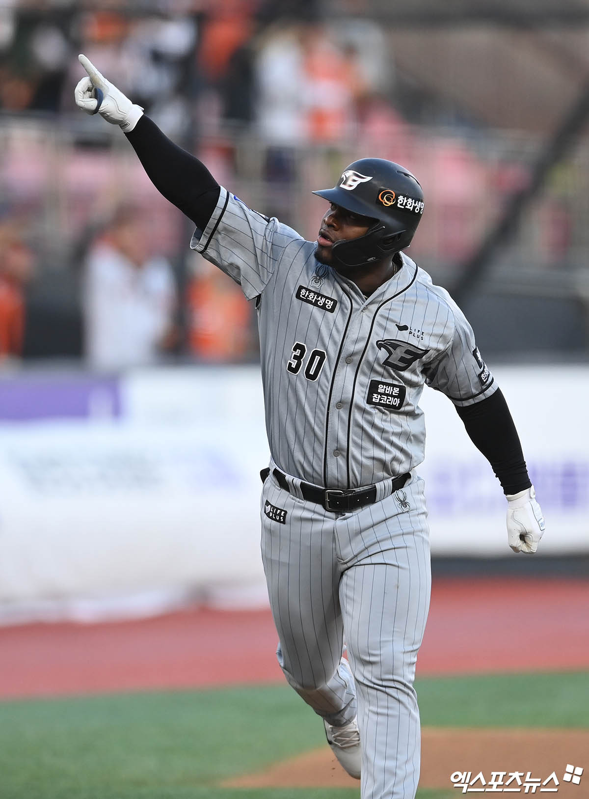 한화 이글스 외국인 타자 요나난 페라자가 스프링캠프 외야 훈련을 마치고 김경문 감독과 추승우 외야 및 주루코치에게 호평을 들었다. 그는 지난 2024시즌 외야 수비에서 약점을 드러냈지만, 지난해 마이너리그 트리플A 및 베네수엘라 윈터리그에서 눈에 띄는 발전을 이뤘다. 엑스포츠뉴스 DB