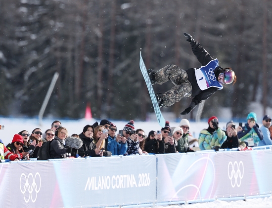 최가온이 11일 이탈리아 리비뇨 스노파크에서 열린 2026 밀라노·코르티나 동계올림픽 스노보드 여자 하프파이프 예선 연기를 하고 있다. 최가온은 82.25점을 획득, 24명 선수 중 6위로 결승에 진출했다. 연합뉴스