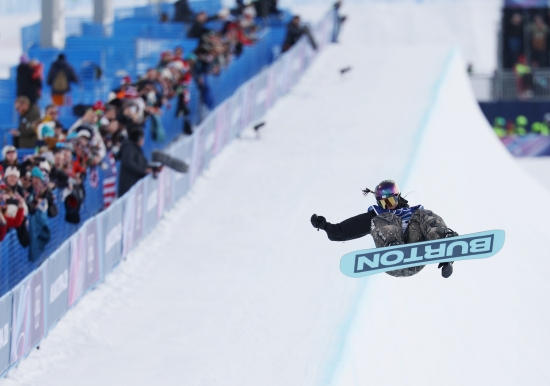 최가온이 11일 이탈리아 리비뇨 스노파크에서 열린 2026 밀라노·코르티나 동계올림픽 스노보드 여자 하프파이프 예선 연기를 하고 있다. 최가온은 82.25점을 획득, 24명 선수 중 6위로 결승에 진출했다. 연합뉴스