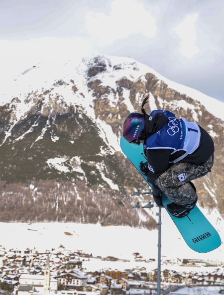 최가온이 11일 이탈리아 리비뇨 스노파크에서 열린 2026 밀라노·코르티나 동계올림픽 스노보드 여자 하프파이프 예선 연기를 하고 있다. 최가온은 82.25점을 획득, 24명 선수 중 6위로 결승에 진출했다. 연합뉴스