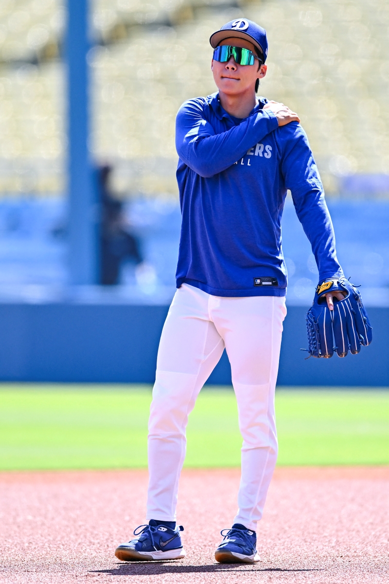 미국 현지 매체가 LA 다저스 김혜성을 향해 혹평을 날렸다. '디 애슬레틱'은 11일(한국시간) 이번 다저스 스프링캠프에 참가하는 타자들의 전력을 분석하며 '김혜성이 빅리그에서 살아남을 수 있느냐의 핵심은 스윙 조정이다. 지난해 성적은 콜업 초반 반짝 활약이 반영된 수치였다. 그가 9월에 거의 기용되지 않은 점은 구단의 평가를 보여준다. 낮은 공에 대한 헛스윙, 특히 좌투수를 상대로 한 변화구 대응이 김혜성의 과제'라고 언급했다. 연합뉴스