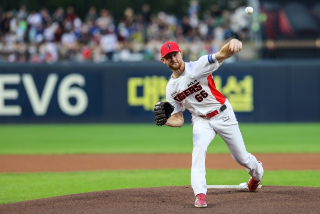 2024년 KIA 타이거즈에서 뛰었던 에릭 라우어가 MLB 토론토 블루제이스와 연봉조정신청에서 패배했다. 라우어는 575만 달러, 토론토는 440만 달러를 요구했는데, 위원회는 구단의 손을 들어줬다. 하지만 라우어는 지난해 2배의 연봉을 받게 됐다. KIA 타이거즈