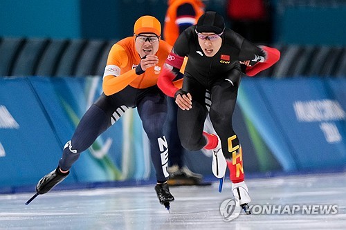 12일(한국시간) 이탈리아 밀라노에 있는 밀라노 스피드스케이팅 스타디움에서 열린 2026 밀라노·코르티나담페초 동계 올림픽 스피드스케이팅 남자 1000m 경기가 열렸다. 11조에서 렌쯔원(중국)과 경기에 나선 베네마르스는 레이스 초반 좋은 페이스로 경기를 끌고 갔다. 600m까지 전체 6위로 좋은 흐름을 타며 남은 200m에서 순위를 기대해 볼 법했다.   그런데 남은 200m에서 상황이 벌어졌다. 아웃코스에서 인코스로 들어가야 하는 상황에 베네마르스는 인코스에서 아웃코스로 빠지던 렌쯔원의 방해를 받고 말았다. 연합뉴스