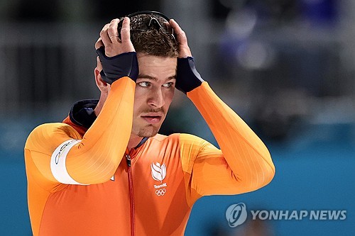 12일(한국시간) 이탈리아 밀라노에 있는 밀라노 스피드스케이팅 스타디움에서 열린 2026 밀라노·코르티나담페초 동계 올림픽 스피드스케이팅 남자 1000m 경기가 열렸다. 11조에서 렌쯔원(중국)과 경기에 나선 베네마르스는 레이스 초반 좋은 페이스로 경기를 끌고 갔다. 600m까지 전체 6위로 좋은 흐름을 타며 남은 200m에서 순위를 기대해 볼 법했다.   그런데 남은 200m에서 상황이 벌어졌다. 아웃코스에서 인코스로 들어가야 하는 상황에 베네마르스는 인코스에서 아웃코스로 빠지던 렌쯔원의 방해를 받고 말았다. 연합뉴스