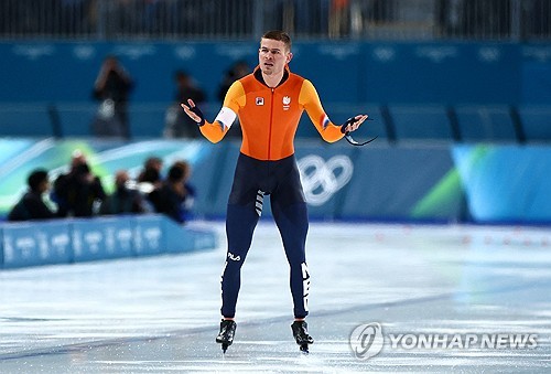 12일(한국시간) 이탈리아 밀라노에 있는 밀라노 스피드스케이팅 스타디움에서 열린 2026 밀라노·코르티나담페초 동계 올림픽 스피드스케이팅 남자 1000m 경기가 열렸다. 11조에서 렌쯔원(중국)과 경기에 나선 베네마르스는 레이스 초반 좋은 페이스로 경기를 끌고 갔다. 600m까지 전체 6위로 좋은 흐름을 타며 남은 200m에서 순위를 기대해 볼 법했다.   그런데 남은 200m에서 상황이 벌어졌다. 아웃코스에서 인코스로 들어가야 하는 상황에 베네마르스는 인코스에서 아웃코스로 빠지던 렌쯔원의 방해를 받고 말았다. 연합뉴스